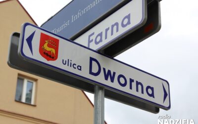 Łomża: Tabliczki z nazwami placów i ulic wzbogaciły się o herb miasta