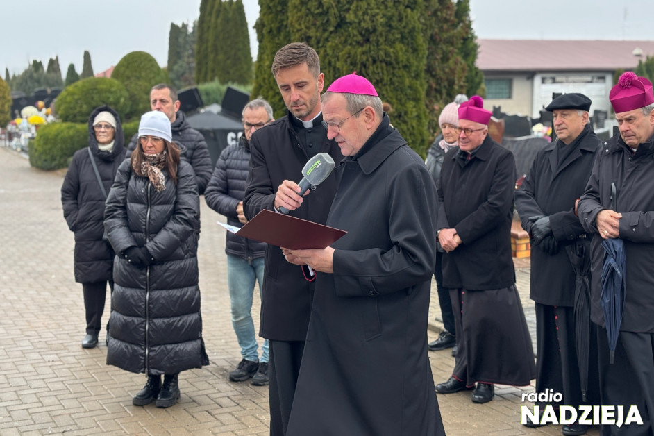 2024-11-16 Modlitwa przewodniczącego KEP abp. Tadeusza Wojdy przy Grobie Dzieci Utraconych w Łomży 13