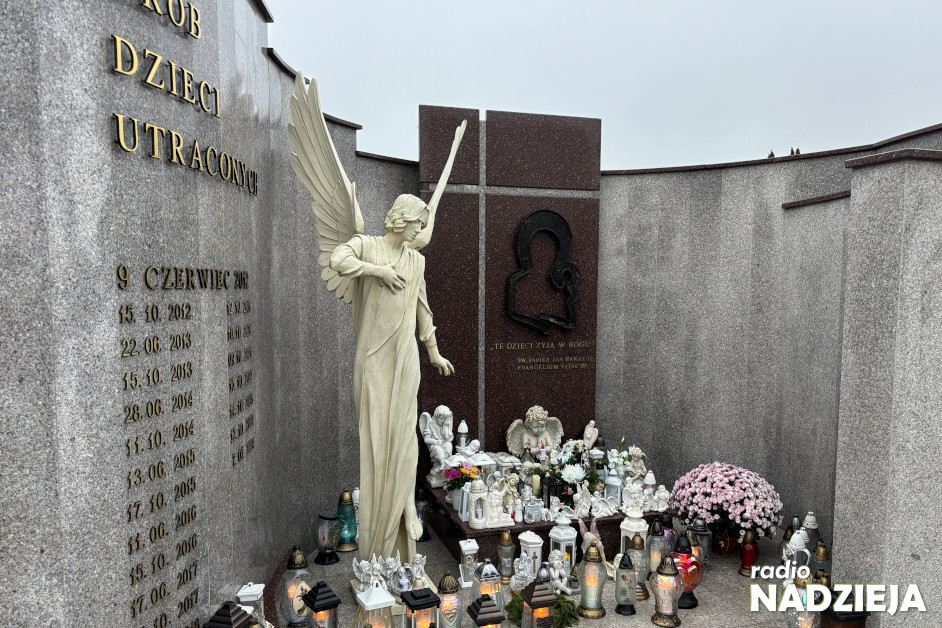2024-11-16 Modlitwa przewodniczącego KEP abp. Tadeusza Wojdy przy Grobie Dzieci Utraconych w Łomży 2