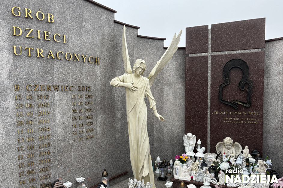 2024-11-16 Modlitwa przewodniczącego KEP abp. Tadeusza Wojdy przy Grobie Dzieci Utraconych w Łomży 4