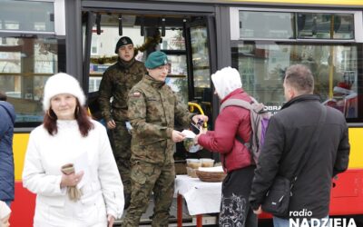 Łomża: Potrzebujący odebrali paczki ze świątecznymi potrawami