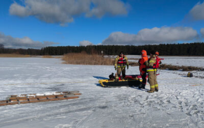 Grajewo: Ćwiczenia strażaków na lodzie