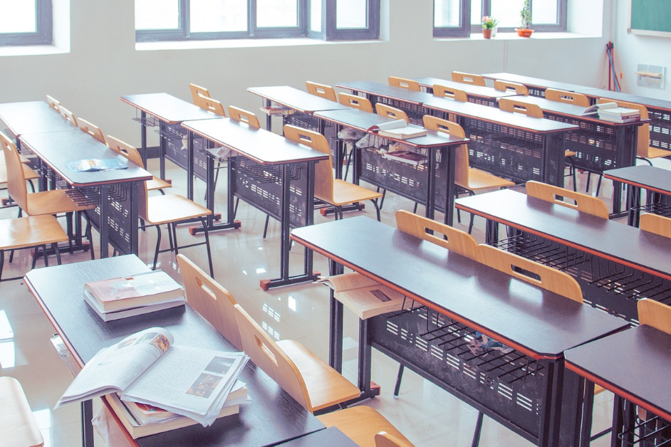 szkoła, klasa, ławki szkolne. fot pixabay