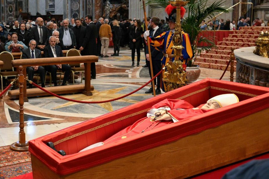 2025-04-24 Trumna z ciałem Papieża Franciszka w Bazylice Watykańskiej