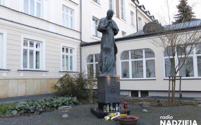 Łomża: Samorządowcy i przedstawiciele instytucji upamiętnili rocznicę śmierci Ojca Świętego