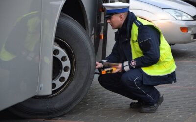 Ostrołęka: Policjanci kontrolują autokary wycieczkowe