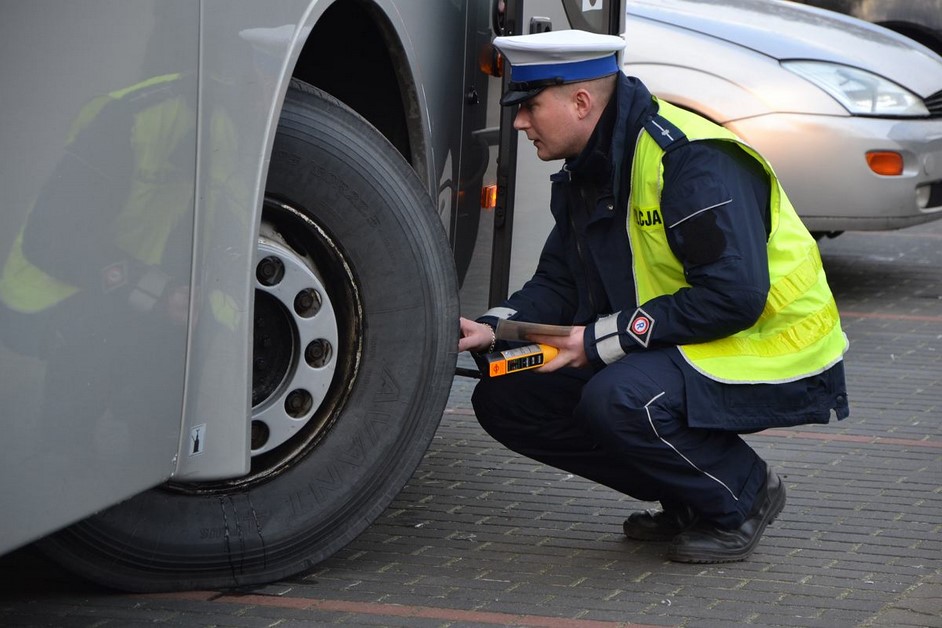 Ostrołęka: Policjanci kontrolują autokary wycieczkowe