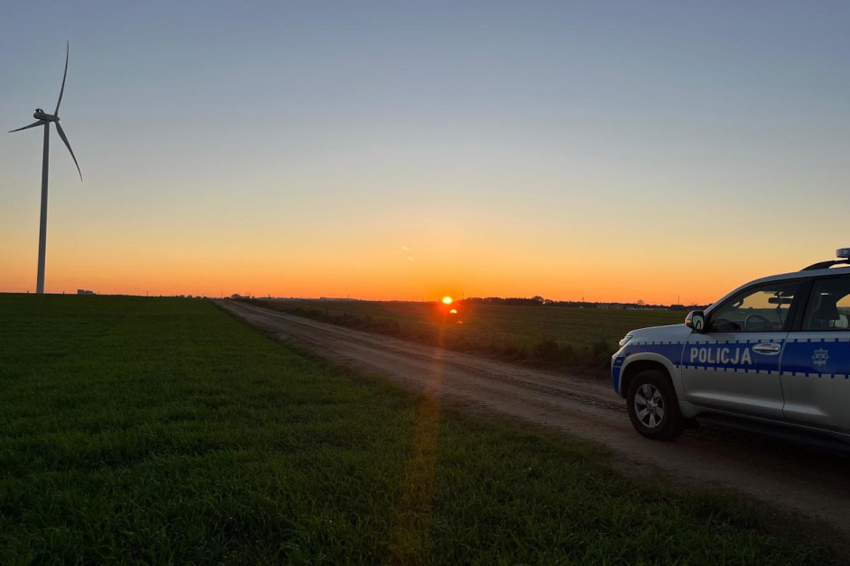 Policjanci przy turbinie