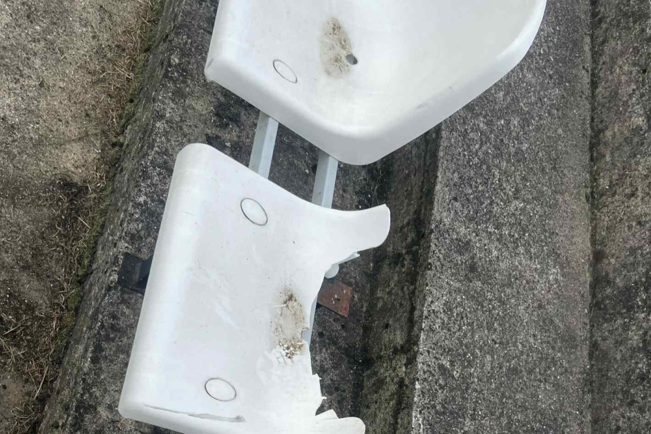 Zniszczone krzesełka Czerwin