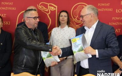 Powiat Łomżyński: Podpisano umowy na kolejne remonty dróg z Funduszu Powiatowo-Gminnego