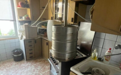 Ostrołęka: 500 litrów bimbru w mieszkaniu. 67-latek zatrzymany po akcji policji