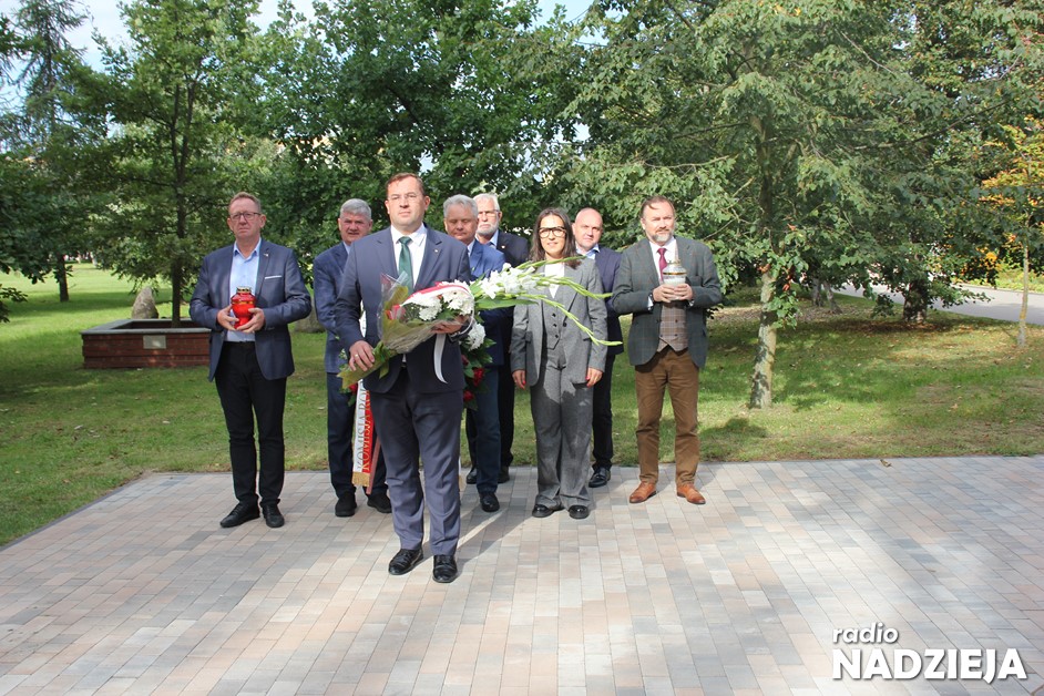 Złożenie kwiatów przy pomniku (4) (Kopiowanie)