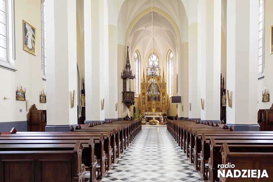 Portret parafii: Poświętne – Parafia pw. Przemienienia Pańskiego