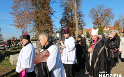 Łomża: Uroczystość Wszystkich Świętych – Nabożeństwo na cmentarzu katedralnym