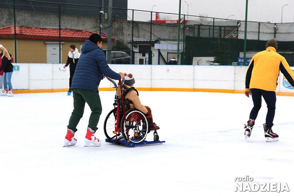 Łomża: Osoby z niepełnosprawnością ruchową mogą jeździć na lodowisku
