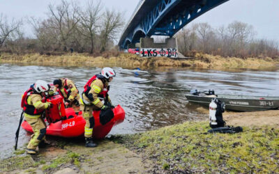 Łomża: Strażacy wyciągnęli z wody mężczyznę