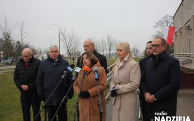 Łomża: Politycy PiS krytykują sytuację w służbie zdrowia. „Lekarze przesuwają zabiegi”