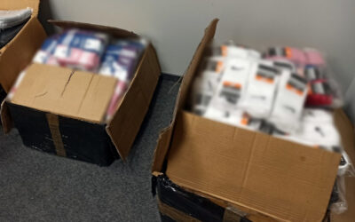 Region: W sortowni w Ostrołęce znaleziono podróbki skarpet oraz perfum