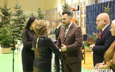 Łomża: Spotkanie przedświąteczne pracowników oświaty. Życzenia, występy i odznaki