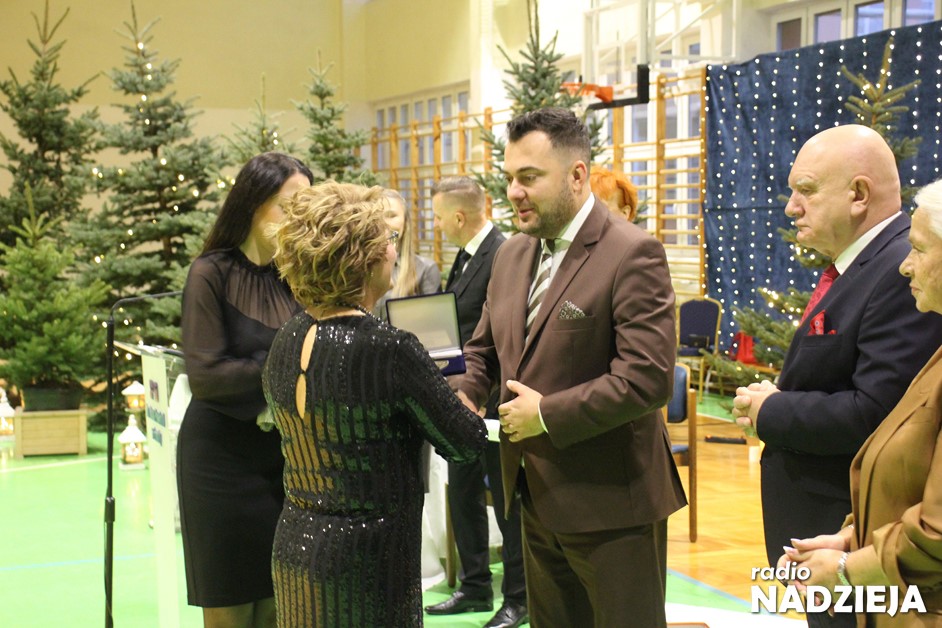 Łomża: Spotkanie przedświąteczne pracowników oświaty. Życzenia, występy i odznaki