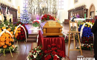 Łomża: Ostatnia droga byłego prezydenta. Mieszkańcy pożegnali M. Czerniawskiego