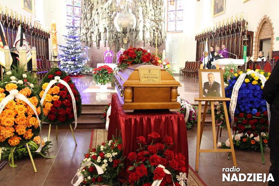 Łomża: Ostatnia droga byłego prezydenta. Mieszkańcy pożegnali M. Czerniawskiego