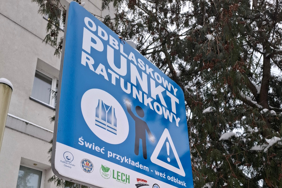 Łomża: Policjanci przypominają o noszeniu odblasków podczas ferii