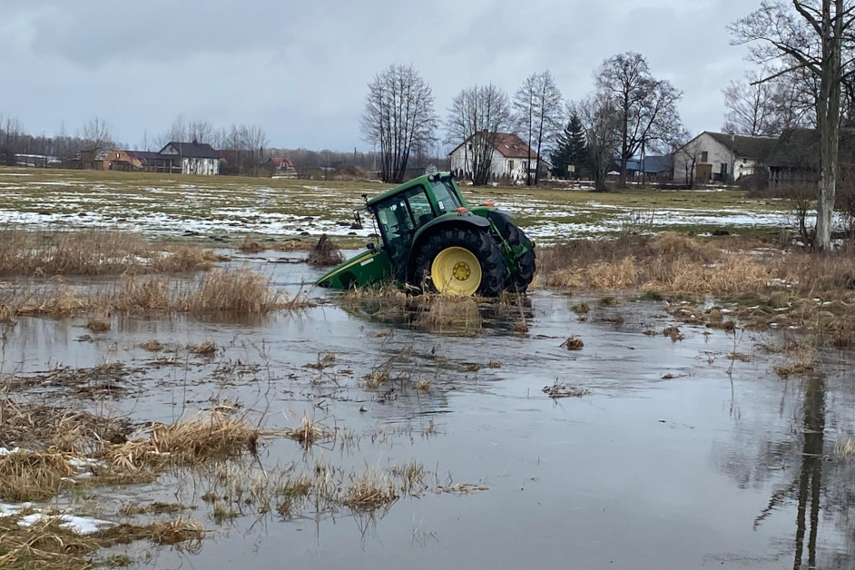 Ciągnik w rzece