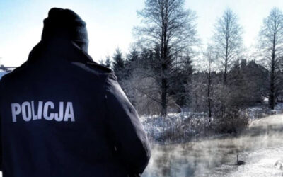 Region: Policjanci z Rajgrodu uratowali dwa łabędzie