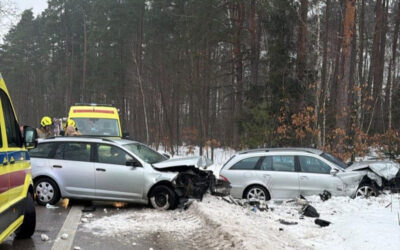 Region: Zderzenie dwóch samochodów w gminie Łyse. Trzy osoby w szpitalu