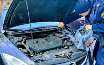 Łomża: Strażnicy miejscy w czasie mrozów pomagają odpalać auta