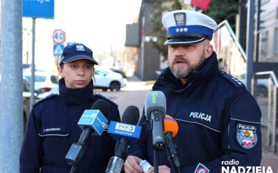 Łomża: Policjanci przypominają o nowych przepisach ruchu drogowego