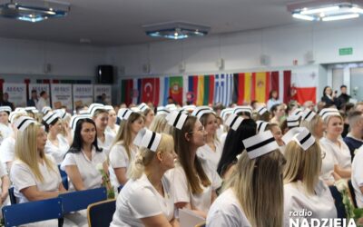 Łomża: Ponad 100 absolwentów pielęgniarstwa złożyło ślubowanie w MANS