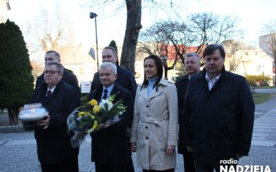 Łomża: Przedstawiciele Urzędu Marszałkowskiego i wojewody oddali hołd św. Janowi Pawłowi II