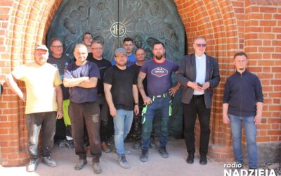 Łomża: Zamontowano nowe drzwi w Katedrze
