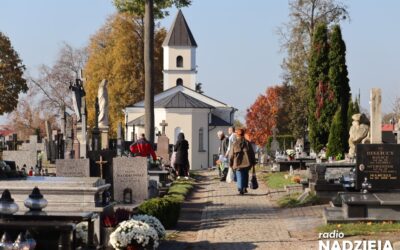 Łomża: Mieszkańcy sprzątają groby przed Dniem Wszystkich Świętych